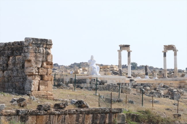 Hierapolis Antik Kenti'ndeki "Hades ile üç başlı köpeği" heykeli yeni yerine taşındı